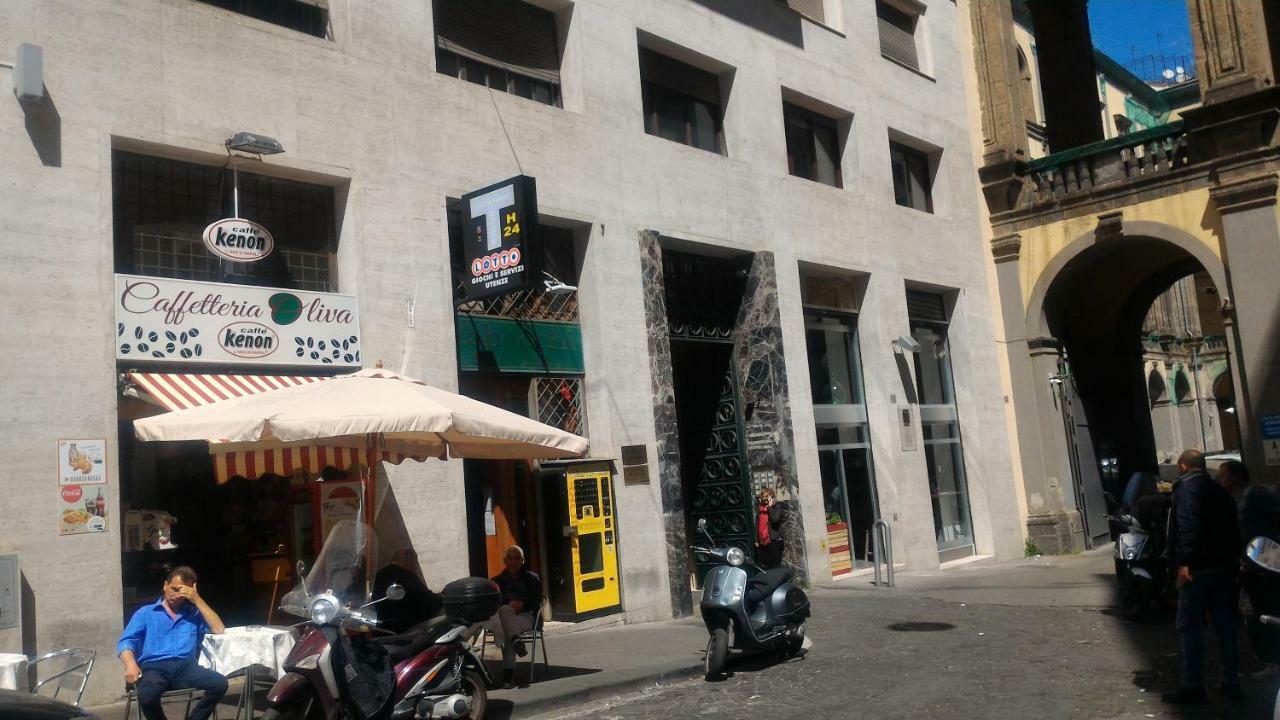 Mini Appartamento Al Chiostro Naples Luaran gambar